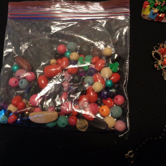 JUNK DRAWER VINTAGE CHRISTMAS DOLL HOLDERS JEWELRY BEADS ETC. LOT - Picture 5 of 10